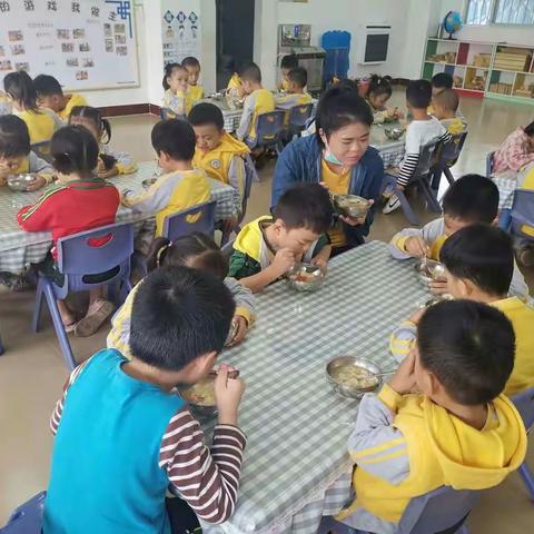 健康饮食，爱心陪伴――定安县机关分园富文镇中心幼儿园