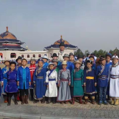 我校师生参加查干苏鲁克大典