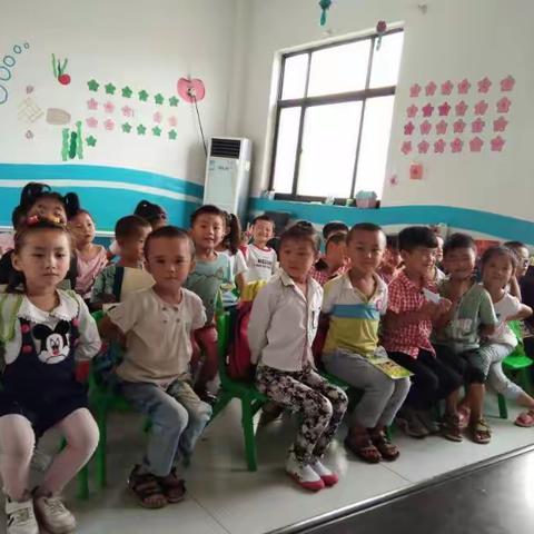 东侯幼儿园大二班重阳节开展“爱老、敬老”主题活动