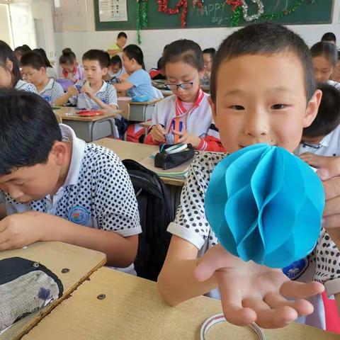 家长进课堂——制作卡纸灯笼（齐佳妈妈）
