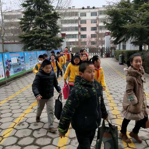 河东小学四年级四班三日常规训练成果汇报，养成好习惯，学习很轻松👍