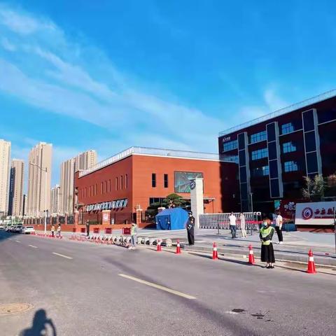 最美“天使”，阳光下，风雨中，用“爱”护着孩子平安快乐