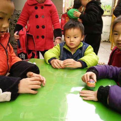 春分到、蛋儿俏。小龙人幼儿园的宝贝们真热闹！！！