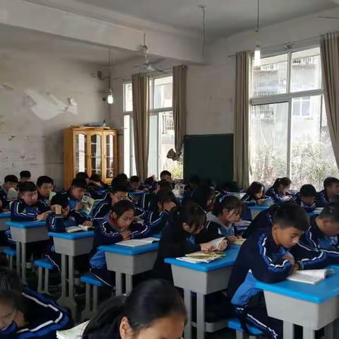 为培养学生的阅读习惯，全面提高学生的阅读能力，仁怀七中新学期开设班级“无声”阅读课。让阅读成为一种习惯。