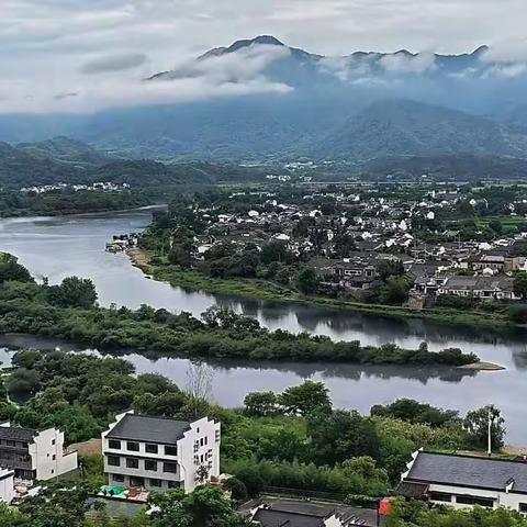 桃花潭水深千尺，不及汪伦送我情。千古名句下的桃花潭镇的风景图片。2023.7.19日