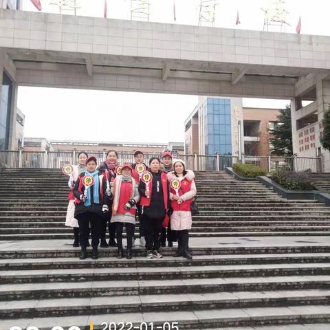 爱心护学岗 冬日里的温情守护 ——鹿鸣学校家长志愿者