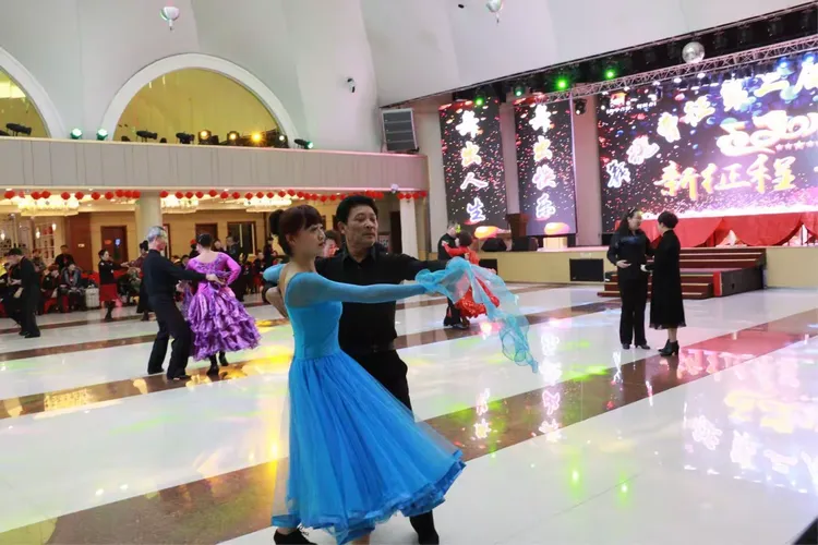 平安广场，舞动精彩