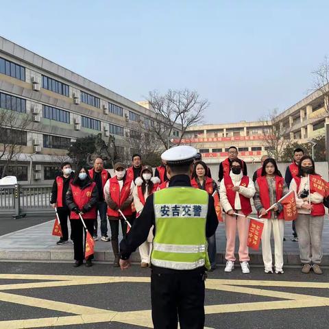 风里，雨里， 阳光里，只为默默守护你（安吉县第三小学305班家长志愿者）