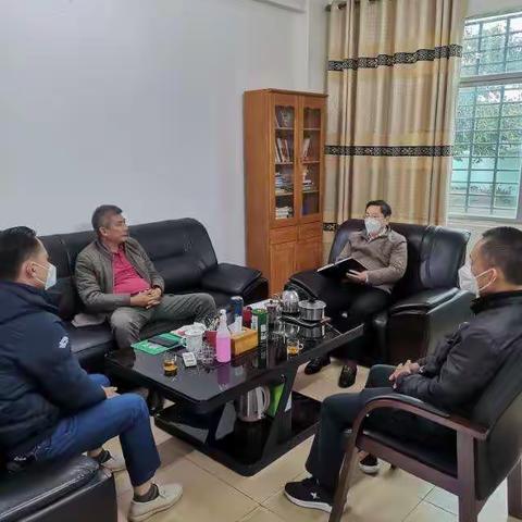 局领导检查疫情下老师、学生回校情况