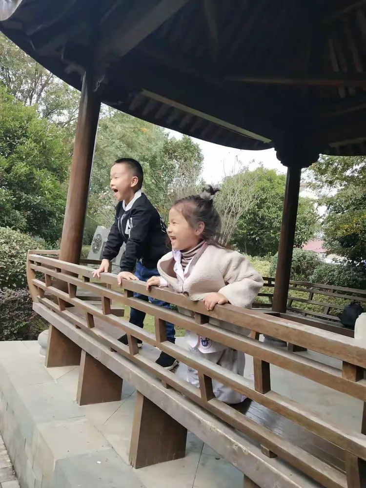 凤凰幼儿园大(二)班 刘锦轩《我和秋天藏猫猫》