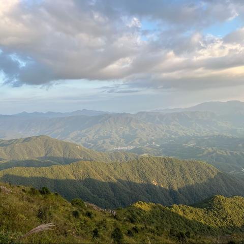 2022年国庆节与朋友们一同来到上杭县双髻山上看日出日落。