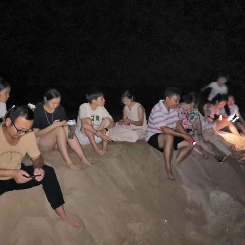 天穹下，夜幕中，我们享受海边的浪漫。