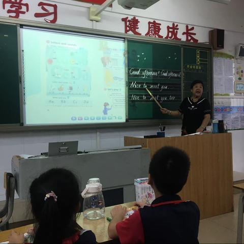 活跃课堂气氛，共研新课标一一记东城学校小学部英语科组教研活动
