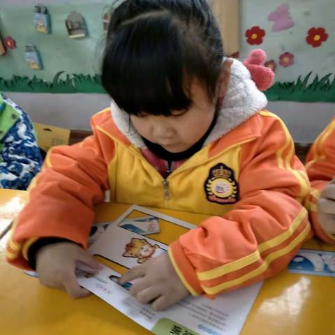 手工制作培养了幼儿各项能力的协调性，动手动脑的同时，起到了真正的寓教于乐目的，让孩子在兴趣中学习。