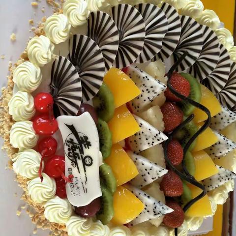 每一次给孩子过生日都是无比开心😊的事情，今天我们大四班杨轶强迎来了他的生日，我们祝他生日快乐