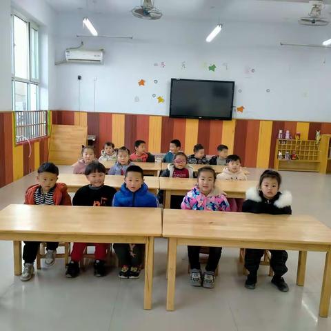 用爱心托起明天的太阳，用太阳的光辉照亮孩子的心房，让我们的孩子快乐的走向阳光，走向明天……