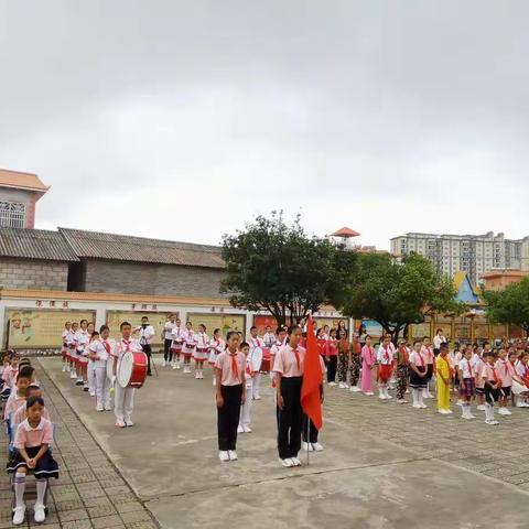 喜迎二十大  争做好队员          ——芒市镇中心小学建队节主题活动