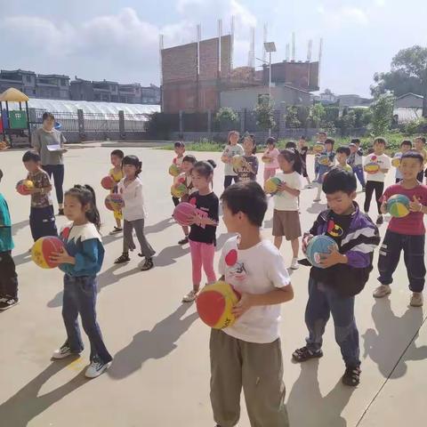 “参观小学初体验，幼小衔接促成长”——二街小学幼儿园幼小衔接参观小学活动