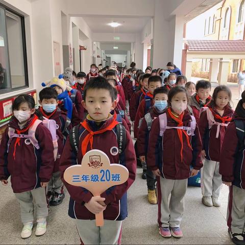 走最美路队，展最美风采———记三（20）班最美路队评比