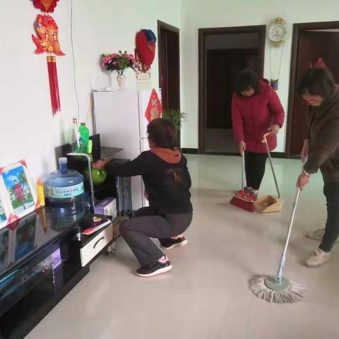 宫前乡头峪村妇联组织开展“家庭清扫日”活动