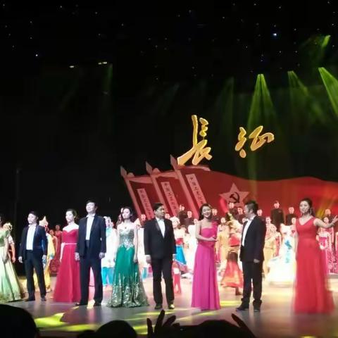 红军不怕远征难，万水千山只等闲。 五岭逶迤腾细浪，乌蒙磅礴走泥丸。 金沙水拍云崖暖，大渡桥横铁索寒。
