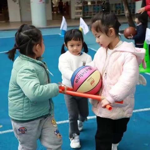 12月30日上午，“萌娃迎冬奥 快乐齐运动”佛山市机关幼儿园迎新年运动会，大五班孩子抓拍留念