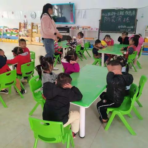 2020年秋季学期田东县印茶镇中心幼儿园  地震逃生安全演练