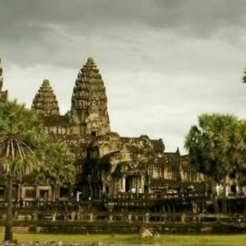 千載吳哥朝，萬里疆土饒。🙏 煙沒四百年，而今光彩照。🙏