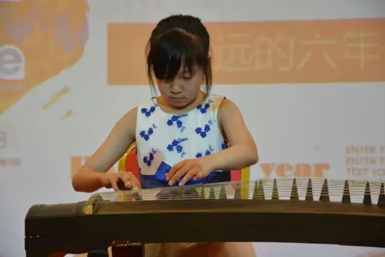 张馨月—古筝巜伊犁河畔》