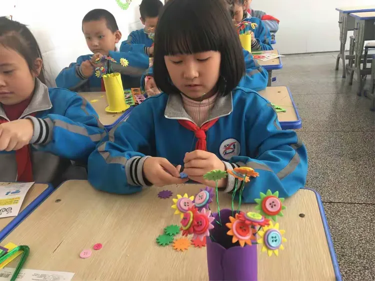 小手大世界—三年级纽扣花手工制作