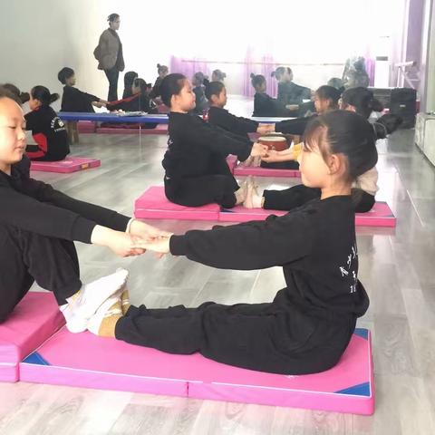 清明时节雨纷纷，路上堵车对对行。踏青踩水泥堪泞，孩童歌舞唱生平。