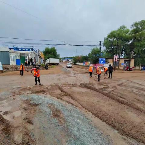 【我为群众办实事】清理雨后道路淤泥 保障群众出行安全