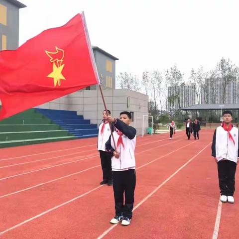 华师湖心学校小学部举行“做星星火炬下的好少年”庆祝建队日主题活动
