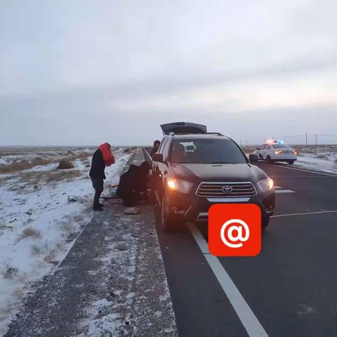 【平安春运 交警同行】       返程途中车爆胎 交警救助暖归途