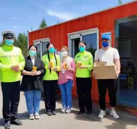 为“疫”线添能量！热心群众为卡点值守民警送爱心