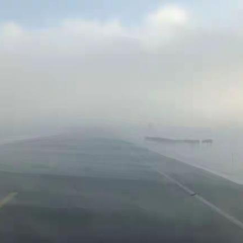 西苏交警：清雪保畅 扶危助困