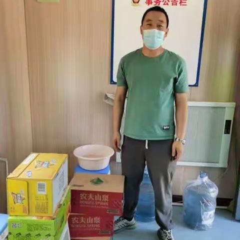 西苏爱心群众为战“疫”交警送温暖