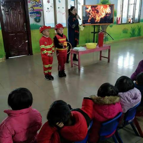 新蕾艺术幼儿园消防演练