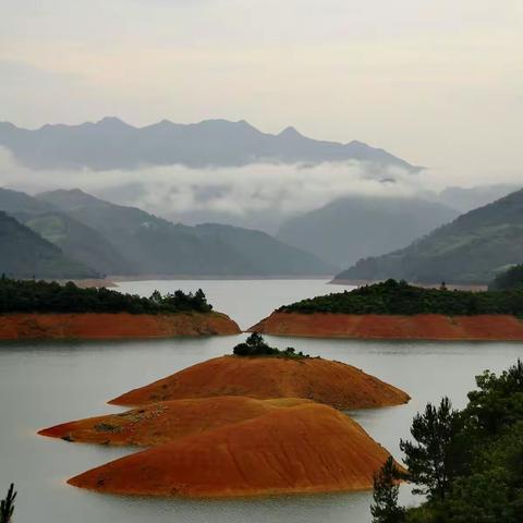 烟雨仙霞湖畔中的驴友