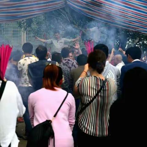 实拍触目惊心的“军坡”穿杖表演