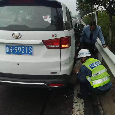 中秋节巡查途中遇爆胎 路产队员急相助 快速换胎保安全