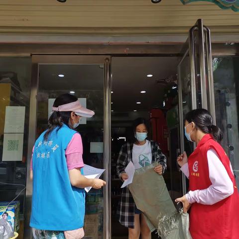 滨河社区网格员通知沿街门店做好疫情防控和防雨减灾工作