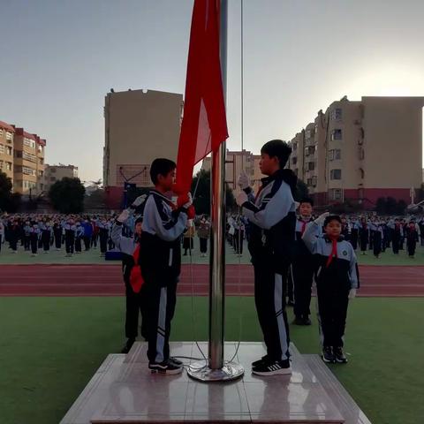 “预防校园欺凌，共促阳光少年”——记逸夫小学东校六年级八班升旗仪式