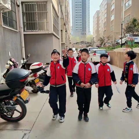 陕州小学五六班 —— 学习雷锋志愿服务队到闻香园小区开展志愿服务活动