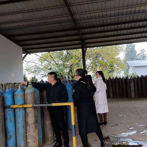 漾月街道应急管理服务中心对辖区内企业进行安全隐患排查。