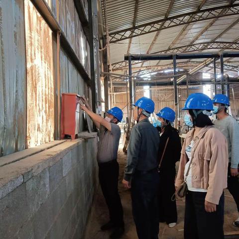 漾月街道应急管理服务中心对辖区内企业进行安全隐患大排查。