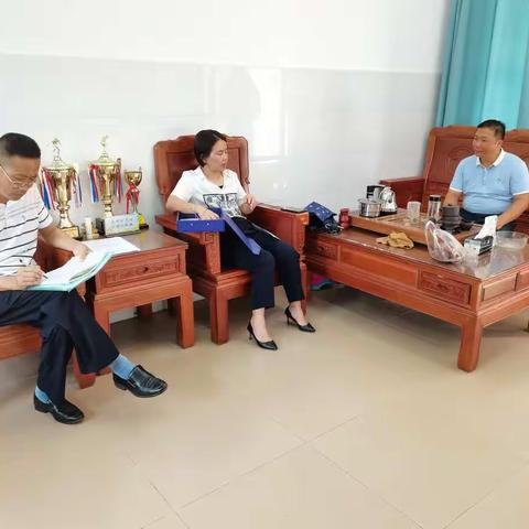 镇党委委员、常务副镇长羊春莲到镇中心学校、海头中学检查防范学生溺水工作