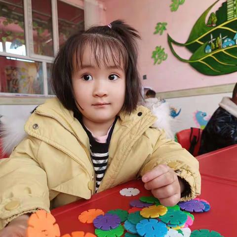 “温情三月，爱伴成长”——小博士幼儿园小班三八妇女节活动