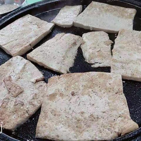 快乐城堡幼儿教育中心豆豆A班~“香煎豆腐”制作完成咯😄