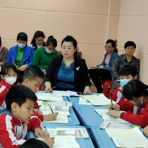 共研讨，促提升——琼中县第一小学四年级数学教研活动